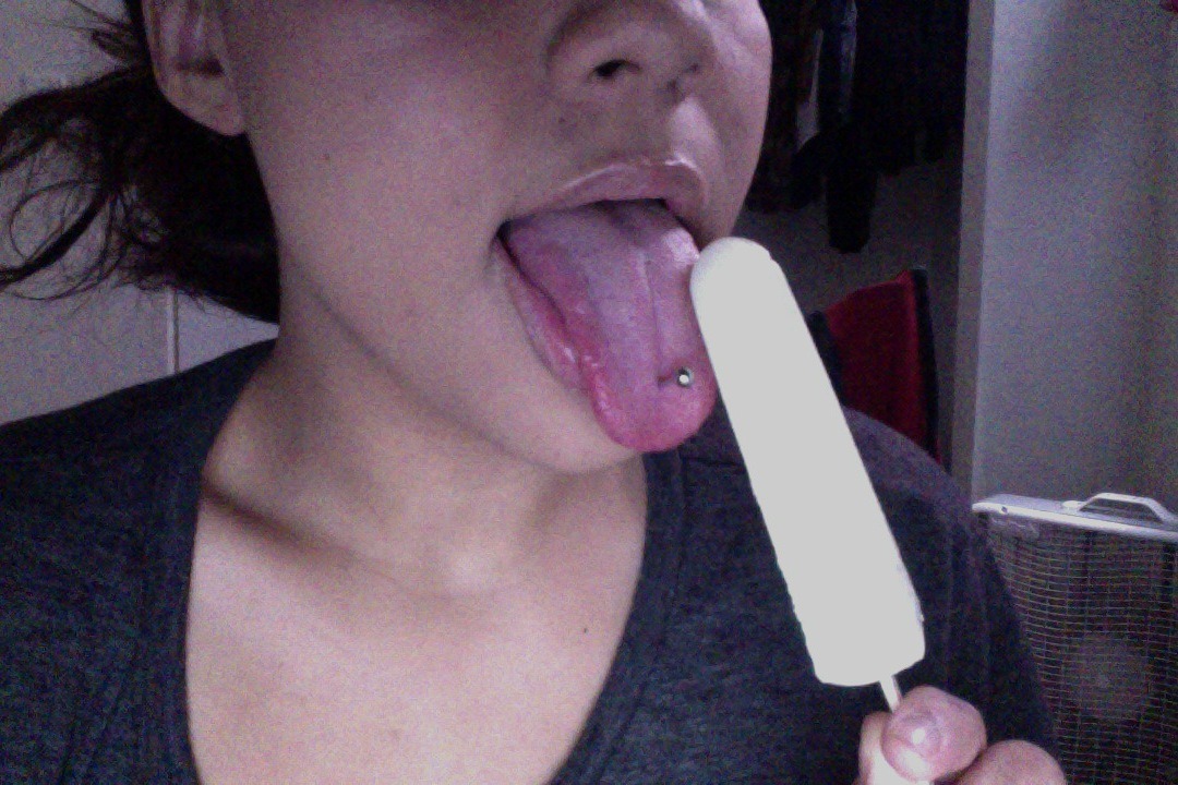 nopantseverr:  piercing + lips 