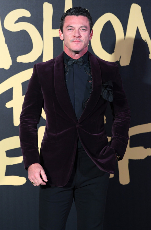 itsdarkinsidee25:Luke Evans en el evento Fashion For Relief London 2019 (14 septiembre)