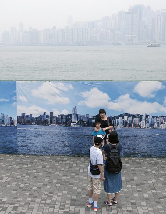 archatlas:  Fake Skyline Alex Hofford Tourists visiting Hong Kong during hazy days