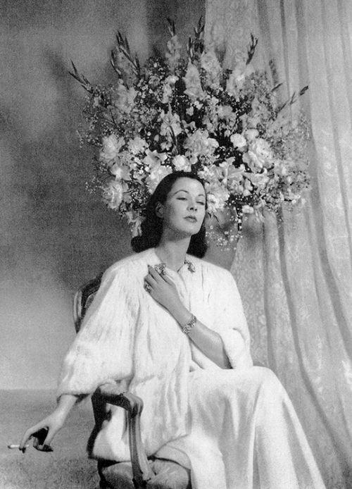 margotfonteyns: Vivien Leigh photographed by Cris Alexander for Town and Country, August 1946