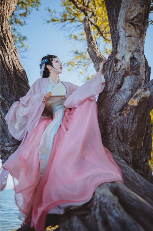 戏梦Traditional Chinese Hanfu photography via 周三岁儿. Hanfu from 云舒院. Model: 司音儿.Her hair is styled in t