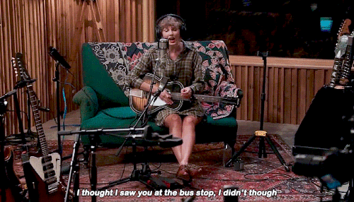 thatwasthenightthingschanged:Taylor Swift + a loved one turning into a stranger