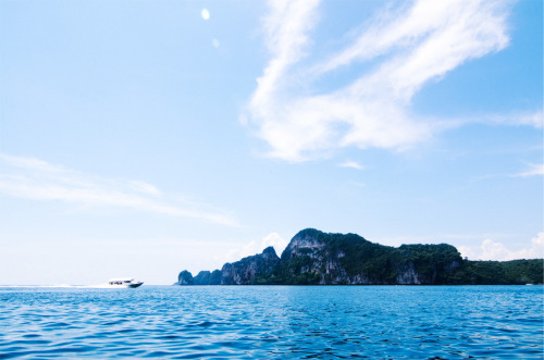 ne0nicecream:  Kayaking Phi Phi - IGoing left from Loh Dalum Bay - Ko Phi Phi Don, Thailand