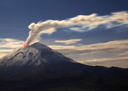 loquefuimos:José Carlo González, Volcán Popocatepetl visto desde el Albergue Altzomnl con luna llena, Estado de México, 2012, Períodico La Jornada