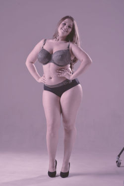 curvyvictoriia:  Swimsuits shooting  Backstage :) Модель полная фигура Виктория Манас 