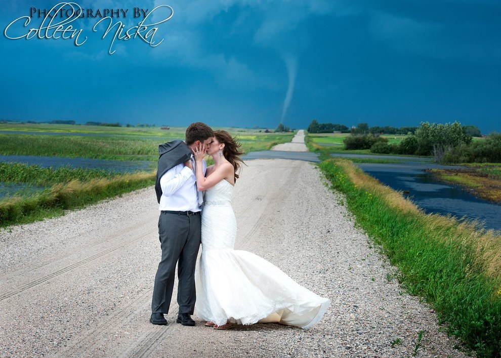 pleatedjeans:  This couple’s wedding photos were photobombed by a tornado how badass