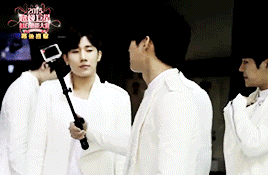 woomeh: infinite with a selfie stick (ーー;)