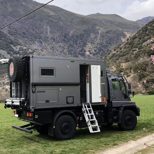 trekkrlife: So sweet, love the size of the camper and the reliability of the Unimog.  • @unimog
