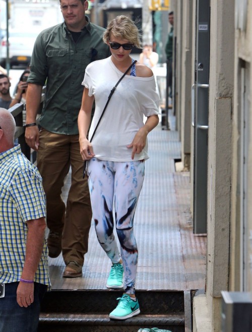 celebtights:  Taylor Swift camel toe