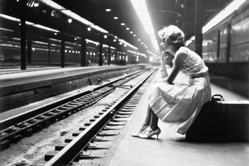 semioticapocalypse:  Teenage girl waiting for train, Chicago, 1960.  [::SemAp FB || SemAp G+::]