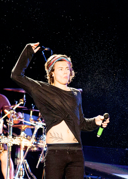 harrystylesdaily:  Buenos Aires, Argentina - 5/04 