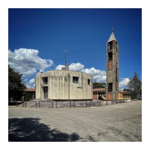 fluctibus:Found this piece of hard brutalism on the road. And guess what: it’s a church. (Sant