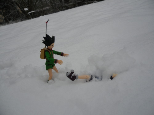 kabi-kinoko: Stuck in the snow there is nothing left to do than a snowball match. Click the pictures