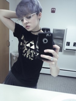 rookia:  *wears bf’s shirt + takes bathroom selfies during class* (he/they) 