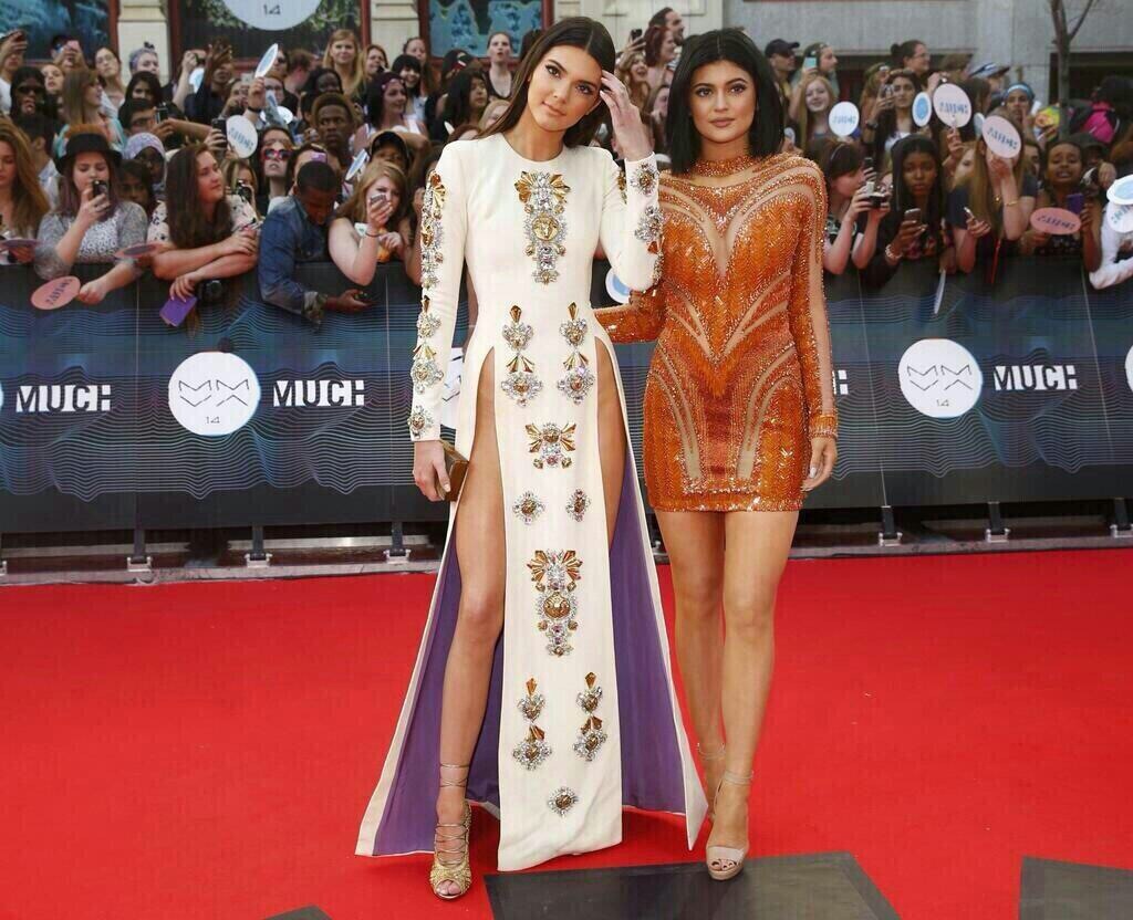 qveenly:  How can she walk around in that dress without being scared that the wind