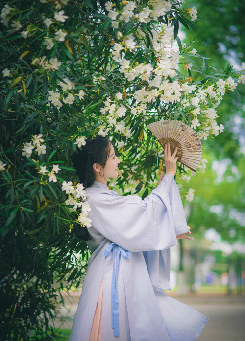 changan-moon: Traditional Chinese clothes, hanfu by 吃货娃娃. This type is 立领长袄 ( vertical collar long a