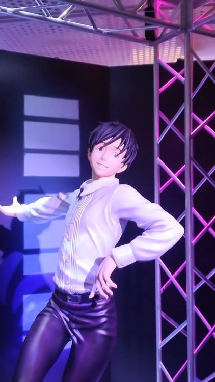 accioharo:Life size Yuuri statue shots (with Victor admiring him) from sou_onice and aoyag!! 