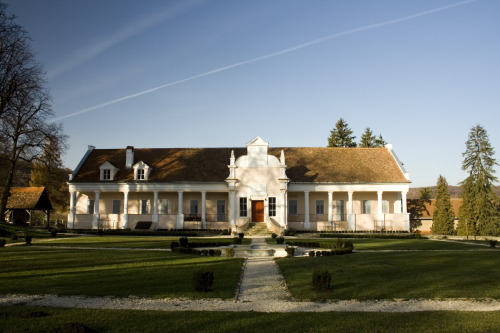 simpleromania:  Simple manor. Apafi Manor. In Malancrav, Transylvania. photo Vladimir Molico