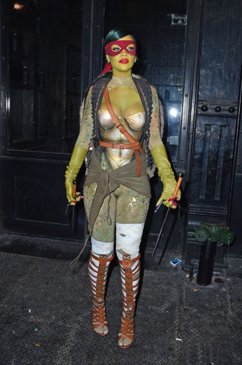 bodypainting20:  body paint  Rihanna as Raphael (MP: Recherche: sexy french girl