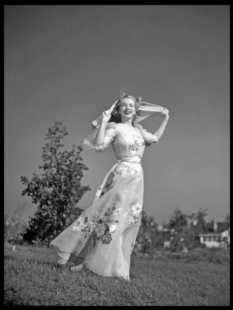 vintageeveryday:  Beautiful Black and White photographs of Marilyn Monroe in 1947.