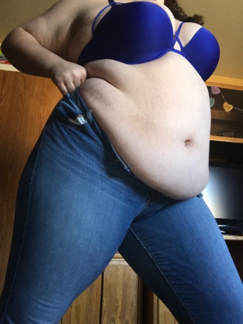 gaining-till-i-pop:these jeans are getting a little snug