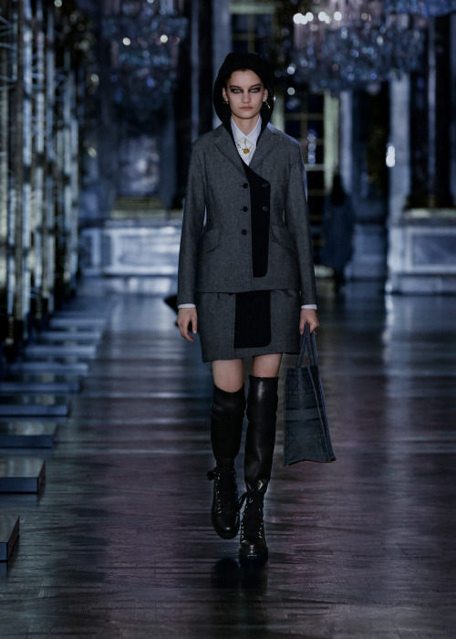 myworldofelegance:Christian Dior Fall 2021 Ready-to-WearParis Fashion Weeksource:TheImpression.comPh