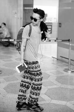 haruharubw:    140604 G-Dragon at Incheon Airport Going to Japan to Attend ‘Chanel 2013/2014 Paris-Dallas Metiers d’Art Ready-to-wear Collection&rsquo; in Tokyo .BlackxWhite.   