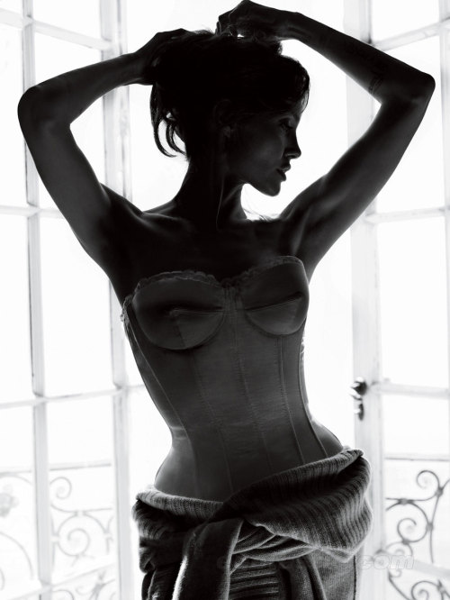 sexintelligent:  ANGELINA JOLIE PHOTOGRAPHY BY MARIO TESTINO PUBLISHED IN VOGUE, DECEMBER 2010