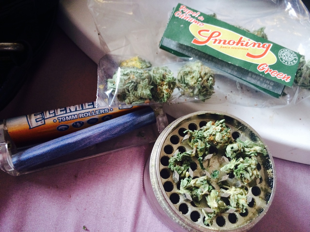 poison-highvy:  Smoking green 💋💨💨