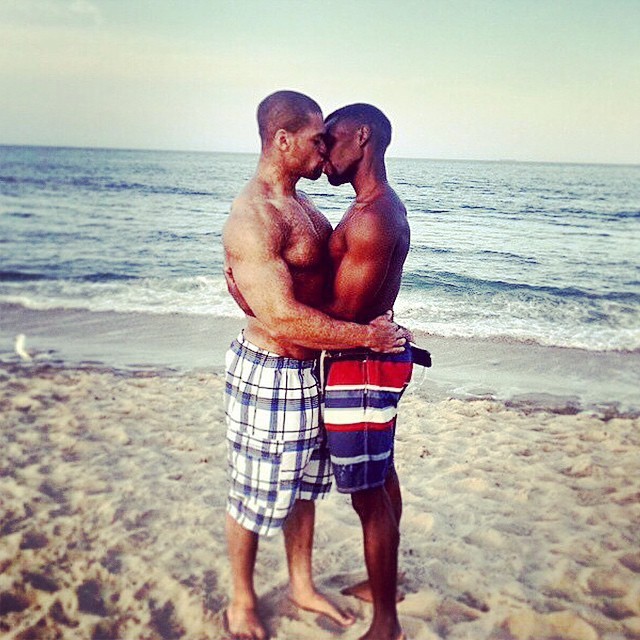 bootyman2013:  duttyking:  #kissing #love #beach  Cute