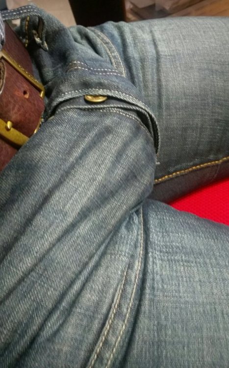 menintojeans: My RAW jeans just sit nice. Button fly’s are the best man. #jeans #Levi’s #denim #bulg