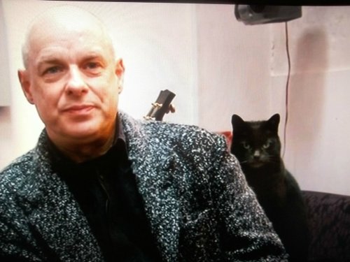 cute-overload:  Brian Eno and his fantastic cat.http://cute-overload.tumblr.com
