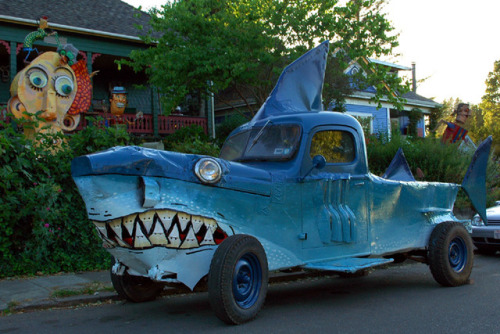 “-Let me drive like a shark!”