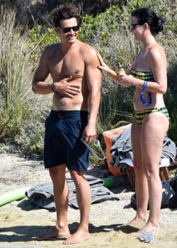 bizarrecelebnudes:  Orlando Bloom - British Actor (Part 2) Don’t know why he felt the need to kayak naked in front of a bunch of cameras but who’s complaining? Great dick. Never thought we’d see him fully naked.  