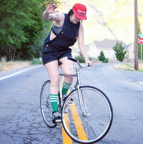 javi-ballestero: @lonerlexi #fixiegirl #citygirls #girlbike #ridegirl #ridelikegirl #fixiechick #gir