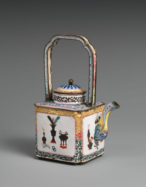 gluom: Teapot with Pattern of the “Hundred Antiques” Qing dynasty (1644–1911)