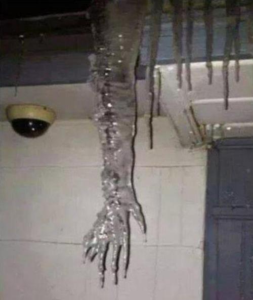 chilewebeopuntocom:  Hacía tanto frío que incluso el fantasma se congeló