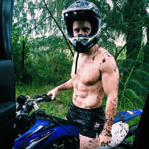 bccoastsurfer:Dirty shirtless biker in short shorts
