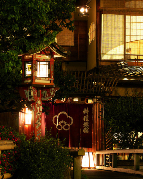 taka3: 料理旅館 - 白梅 ／ Gion Shira-kawa River by Active-U on Flickr.
