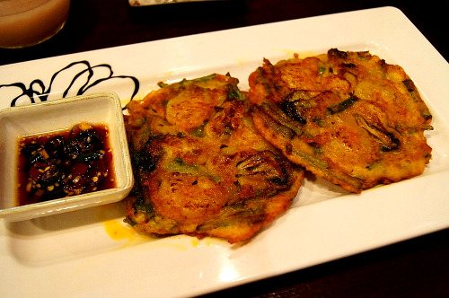 해물솥밥 모랑: 복분자 막걸리 rasberry Makgeolli (Korean rice wine), 해물전 Korean seafood pancake, 매운 낙지솥밥 spicy oc