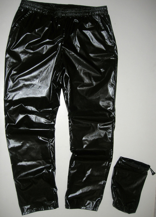 Shipping extrashiny black R@ZZ Pants to a customer in France.Elastic waist, 2 side pockets.The pants