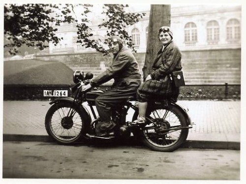 Eine kleine Landpartie: Dieses Foto aus dem Jahr 1935 zeigt die Eltern von Wolfgang Görsch, der uns dieses Bild zur Verfügung gestellt hat. Vielen Dank dafür!