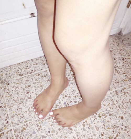 Porn photo gabprincess01:  My leggs and feets 👣👣👣😊😊😊🙈🙈🙈👣👣👣