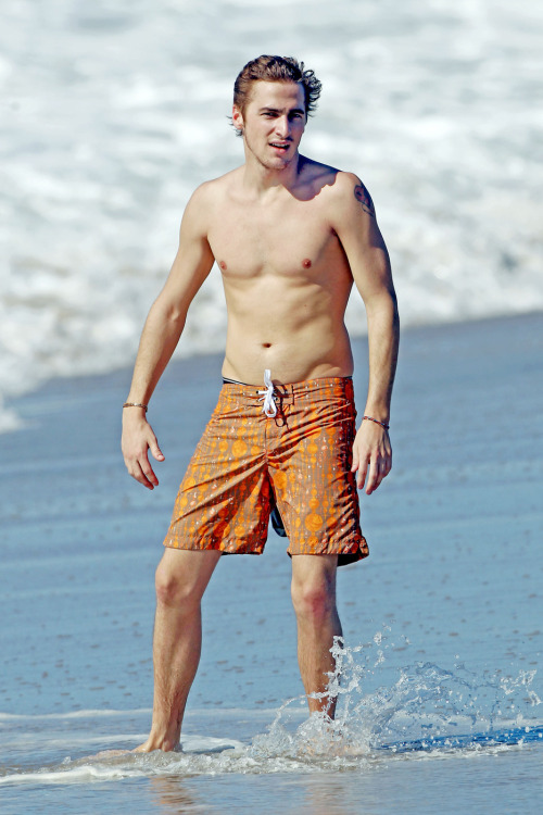 male-celebs-naked:  Kendall Schmidt 2See more here