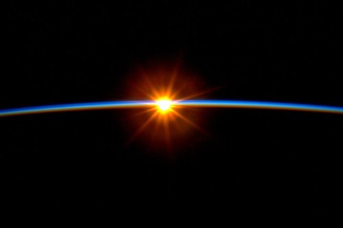 abcnews: NASA’s Scott Kelly captures a beautiful sunrise from aboard the International Space Statio