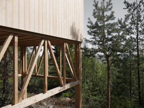 cabinporn: Swedish designer Hanna Michelson conceived this stilted timber cabin overlooking the Åsberget mountains.We es