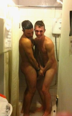 2hot2bstr8:  mmmmm, get me in this shower