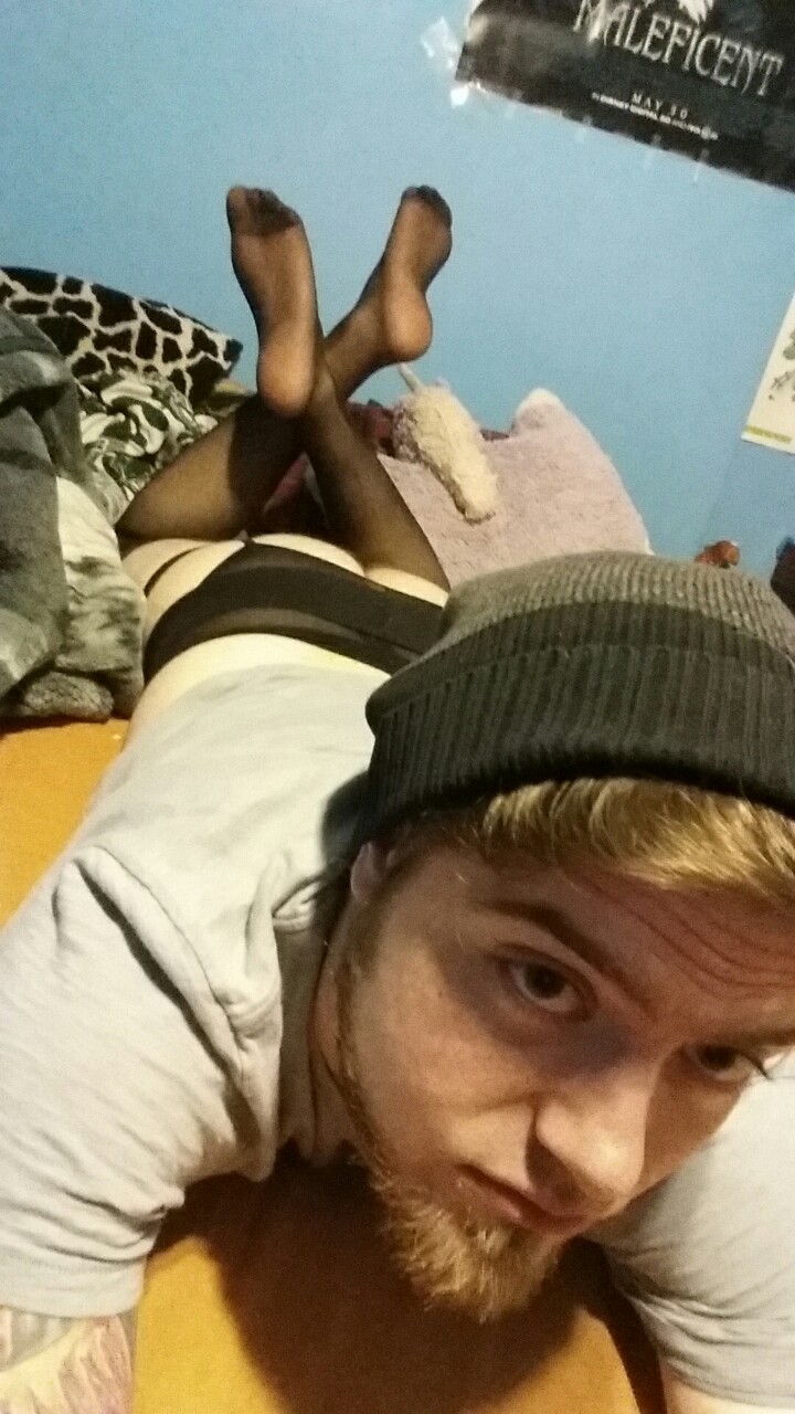 luvpantyhose:  suryahalo:  ursamiel:  kyleroxasnaked:  I need to find a daddy to