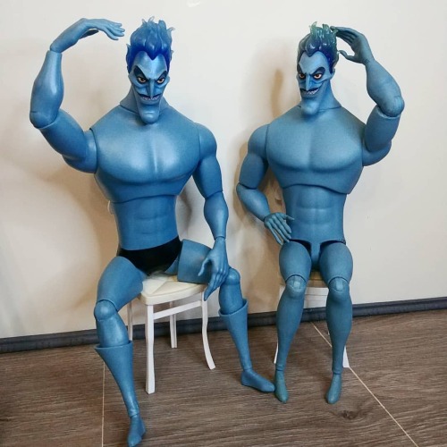 oak23:So a comparison of the posing ability of my two Designer Hades dolls. The one on the left is m