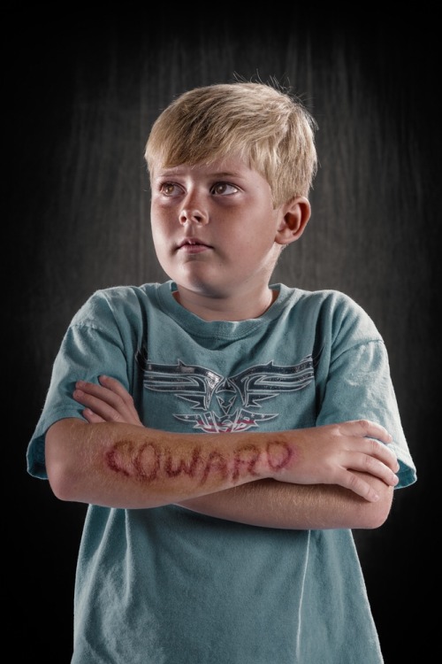 the-promised-wlan:  tonytobar:  What if verbal abuse left the same scars as physical abuse? Would it be taken more seriously? That’s what photographer Richard Johnson hopes to accomplish with his new photo project, “Weapons of Choice.” The series